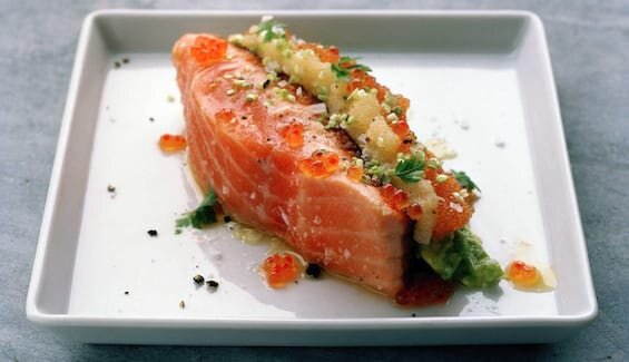 Lättstekt laxfilé med avokado och fiskrom