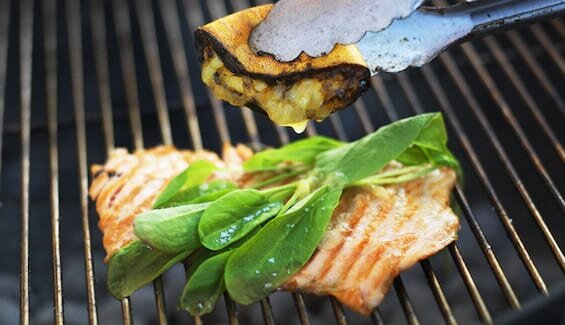 Grillad laxschnitzel med grillad citron och ängssyra