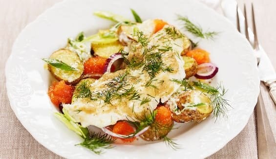 Smörbakad skrei med mandelpotatis, löjrom och dill