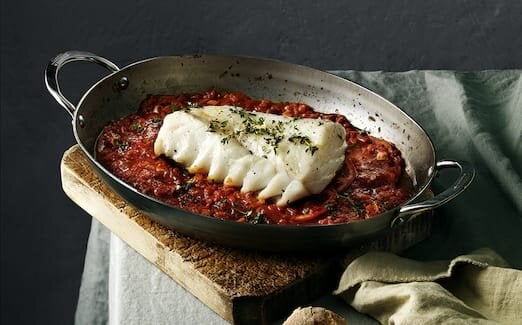 Ugnsbakad skrei med tomat och vitlök