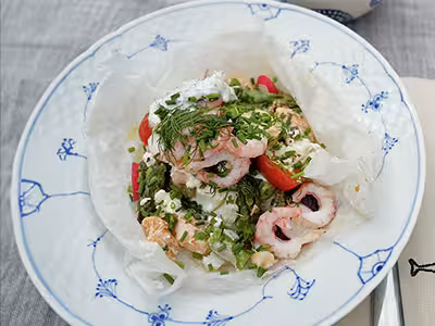 Fiskpaket på grillen med torsk, lax, räkor och dragonsmör
