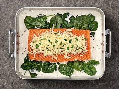 Lax i ugn med spenat, grädde och parmesan