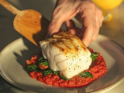 Stekt skrei med paprikasås och chorizo