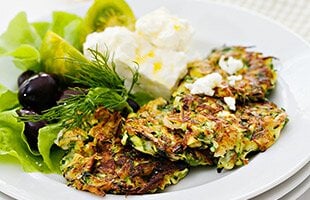 Zucchiniplättar med räkor och dill