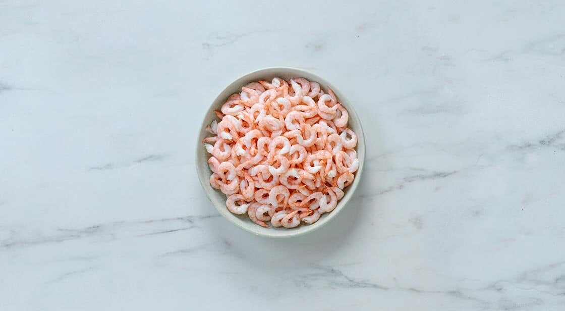 skalade norska räkor i en skål